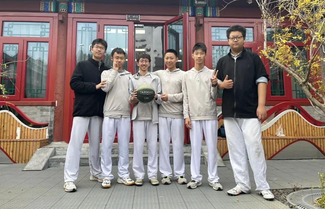 老年人如何安全地进行篮球训练以取得进步?_2